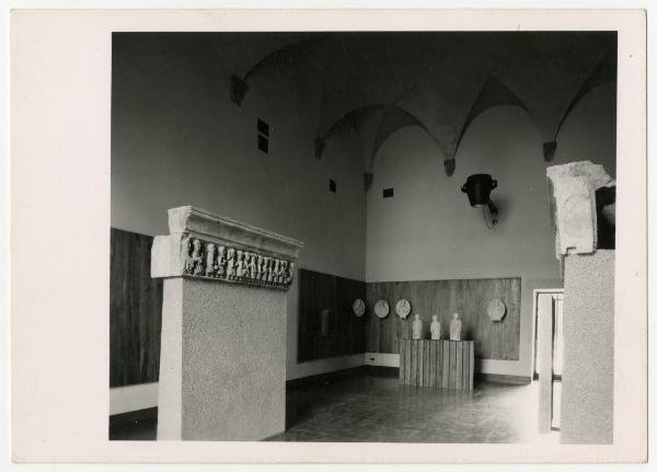 Milano - Castello Sforzesco - Musei Civici - Museo d'Arte Antica - Allestimento BBPR (1956) - Sala VI - Scultura medievale dei secoli XII-XIV