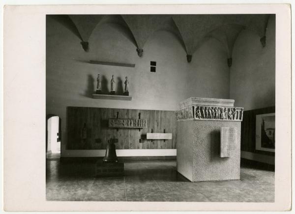 Milano - Castello Sforzesco - Musei Civici - Museo d'Arte Antica - Allestimento BBPR (1956) - Sala VI - Scultura medievale dei secoli XII-XIV