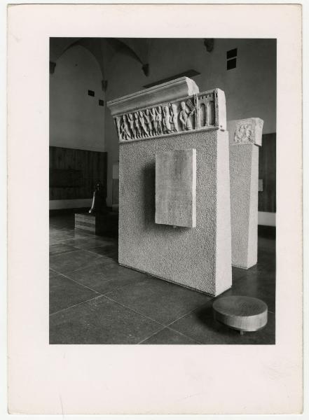 Scultura - Bassorilievo di Porta Romana - Frate Jacopo guida le truppe della Lega Lombarda verso Milano - Anselmo - Castello Sforzesco - Musei Civici - Museo d'Arte Antica - Allestimento BBPR (1956) - Sala VI