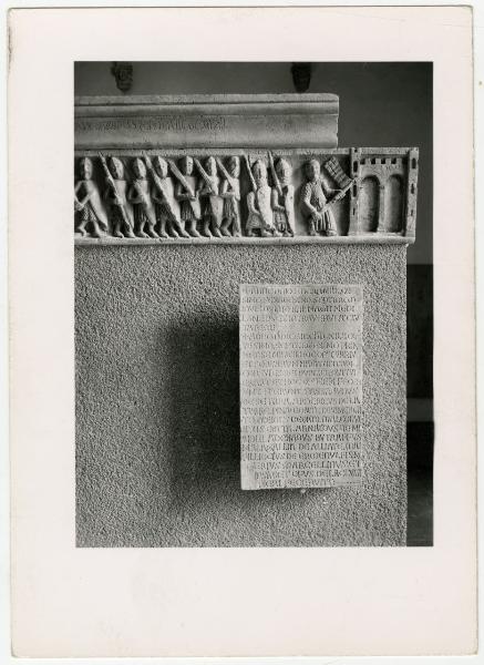 Scultura - Bassorilievo di Porta Romana - Frate Jacopo guida le truppe della Lega Lombarda verso Milano - Anselmo - Castello Sforzesco - Musei Civici - Museo d'Arte Antica - Allestimento BBPR (1956) - Sala VI