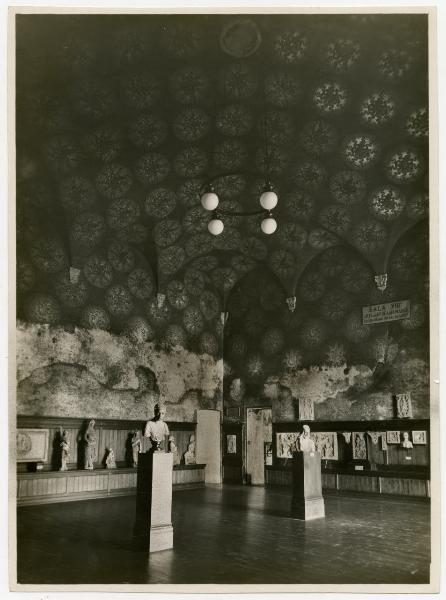 Milano - Castello Sforzesco - Musei Civici - Allestimento Nicodemi (anni '30) - Sala 13 (Sala delle Colombine)