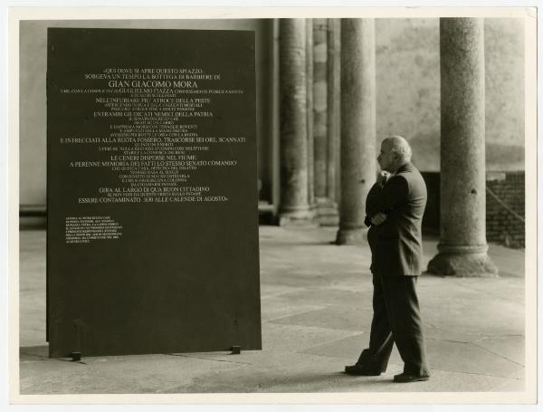 Milano - Castello Sforzesco - Corte Ducale - Portico dell'Elefante - Pannello con epigrafe in memoria di Gian Giacomo Mora e della Colonna Infame - Guido Lopez legge il pannello