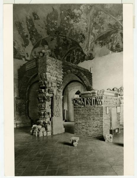 Milano - Castello Sforzesco - Musei Civici - Allestimento inizio '900 (Carotti, Seletti, C. Ermes Visconti, Beltrami/Vicenzi) - Sala 2 - Fregi della Porta Romana di Milano e arcate del chiostro di Santa Radegonda