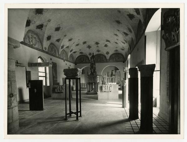 Milano - Castello Sforzesco - Musei Civici - Museo d'Arte Antica - Sala 2 - Allestimento BBPR (1956) - Monumento funebre di Bernabò Visconti