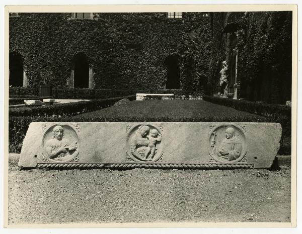 Scultura - Architrave di portale con tondi raffiguranti S. Giov. Battista, la Madonna, S. Francesco - XV sec. - Forse dal convento francescano di S. Maria delle Grazie a Monza - Milano - Castello Sforzesco - Angolo est verso la biblioteca d'arte