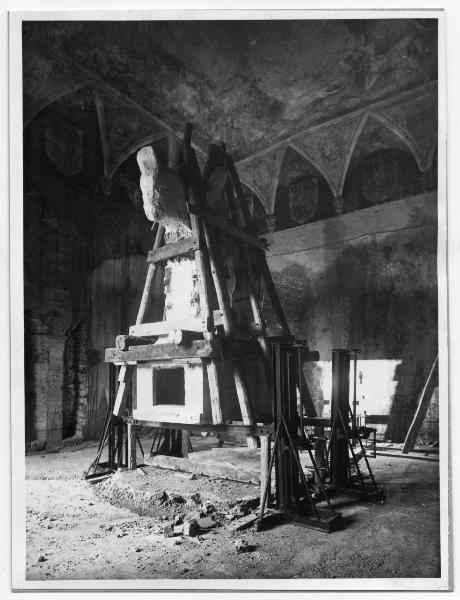 Milano - Castello Sforzesco - Musei Civici - Restauro BBPR (prima fase 1953-1956) - Museo d'Arte Antica - Sala 3 (Cappella di S. Donato) - Impalcatura per lo spostamento del monumento a Bernabò Visconti