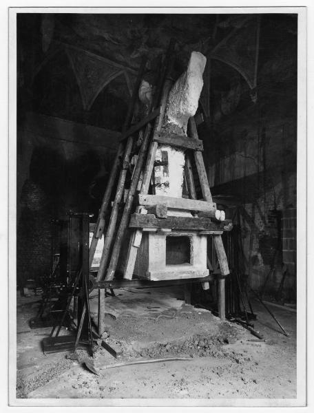 Milano - Castello Sforzesco - Musei Civici - Restauro BBPR (prima fase 1953-1956) - Museo d'Arte Antica - Sala 3 (Cappella di S. Donato) - Impalcatura per lo spostamento del monumento a Bernabò Visconti