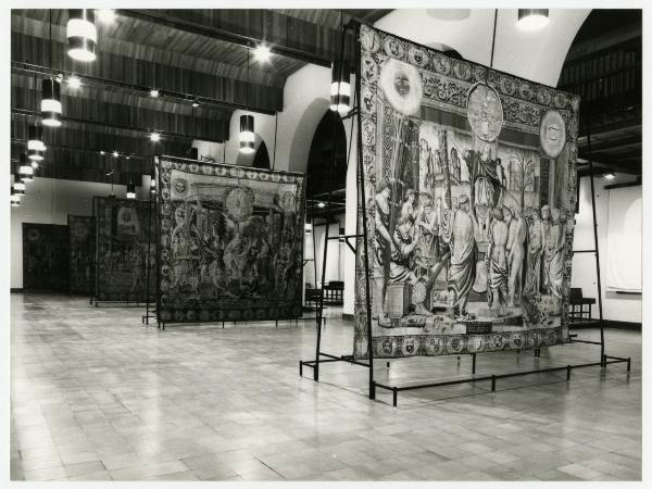 Milano - Castello Sforzesco - Musei Civici - Sala della Balla - Arazzi Trivulzio o dei Mesi da cartoni di Bramantino - Allestimento Pertegato (1989-2012)