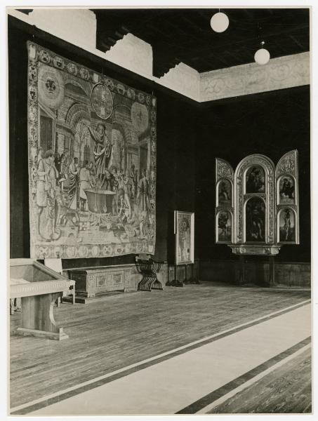 Milano - Castello Sforzesco - Musei Civici - Allestimento Nicodemi (1935) - Sala della Cancelleria (sala 30 nell'allestimento BBPR, oggi sala 26) - Collezione Trivulzio