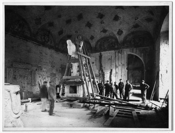 Milano - Castello Sforzesco - Musei Civici - Restauro BBPR (prima fase 1953-1956) - Museo d'Arte Antica - Sala 2 - Collocazione del monumento a Bernabò Visconti, gruppo di operai