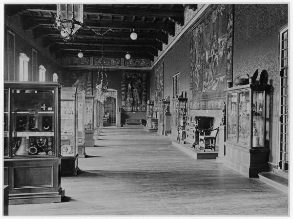 Milano - Castello Sforzesco - Musei Civici - Allestimento Nicodemi (1934) - Sala dei Bronzi, Avorii, Oreficerie, Ferri Battuti, Smalti (sala 31 nell'allestimento BBPR, già Sala dell'Elefante, oggi Sala 25)