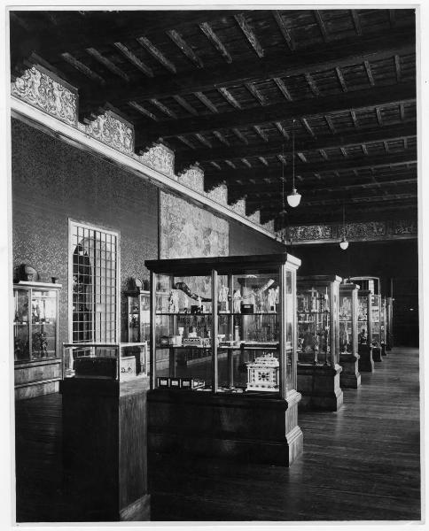 Milano - Castello Sforzesco - Musei Civici - Allestimento Nicodemi (1934) - Sala dei Bronzi, Avorii, Oreficerie, Ferri Battuti, Smalti (già sala dell'Elefante, sala 31 nell'allestimento BBPR, oggi Sala 25)