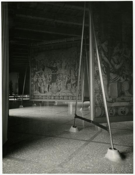 Milano - Castello Sforzesco - Musei Civici - Sala 30 nell'allestimento BBPR (già Sala della Cancelleria, oggi sala 26) - Primo allestimento BBPR (1956-1962) - Arazzi Trivulzio o dei Mesi da cartoni di Bramantino