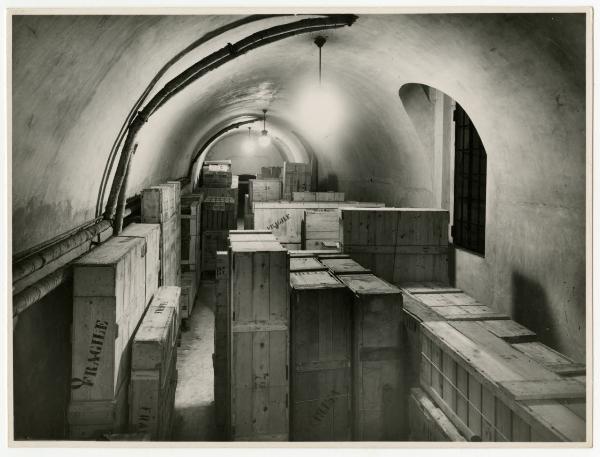 Milano - Castello Sforzesco - Magazzini sotterranei - Ricovero opere d'arte durante la Seconda Guerra Mondiale o subito dopo - Opere imballate in casse di legno