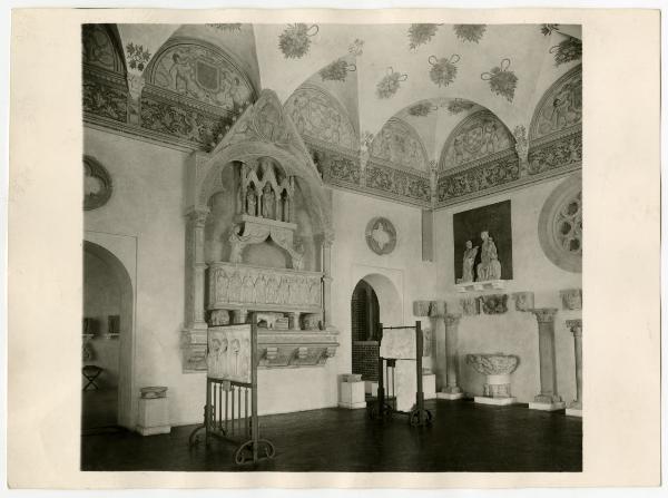 Milano - Castello Sforzesco - Musei Civici - Museo d'Arte Antica - Sala 4 o dei "Maestri Campionesi" - Allestimento Nicodemi 1934