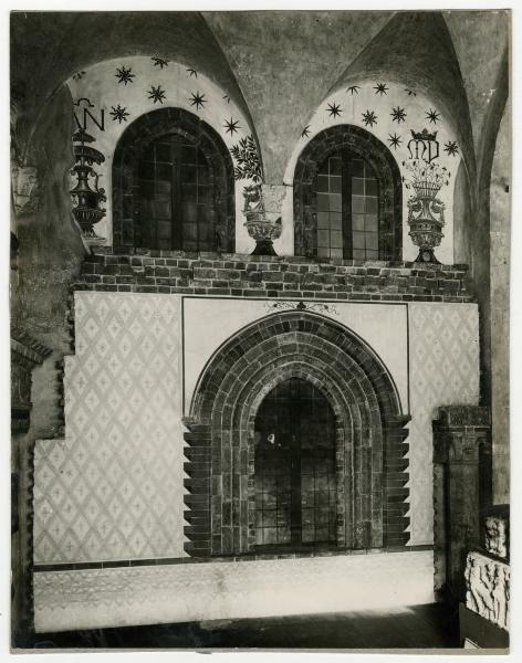 Milano - Castello Sforzesco - Musei Civici - Museo d'Arte Antica - Sala 14 (detta Sala Verde o dei Portali) - Avanzi della casa Missaglia in via Spadari - Allestimento di inizio '900 (Carotti, Seletti, C. Ermes Visconti, Beltrami)