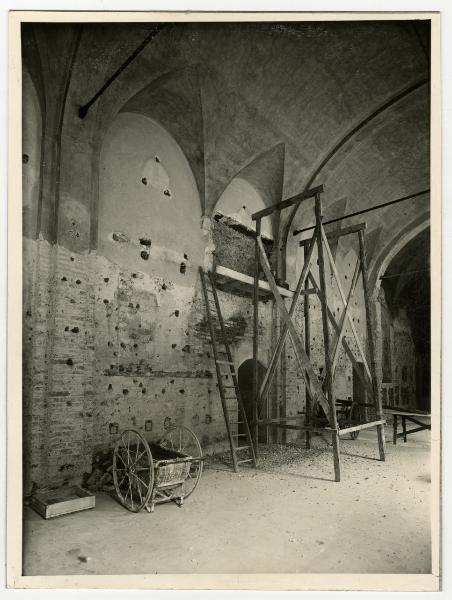 Milano - Castello Sforzesco - Musei Civici - Museo d'Arte Antica - Sala 14 (detta Sala Verde o dei Portali) - Durante il restauro BBPR (prima fase 1953-1956)