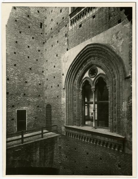 Milano - Castello Sforzesco - Corte Ducale - Finestra bifora della sala degli Scarlioni verso il cortiletto della fontana sforzesca
