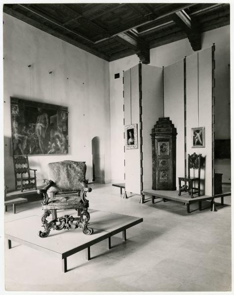 Milano - Castello Sforzesco - Musei Civici - Sala XXII (già Appartamento Ducale al primo piano, oggi sala 18) - Esposizione dei mobili - Allestimento BBPR (1956)