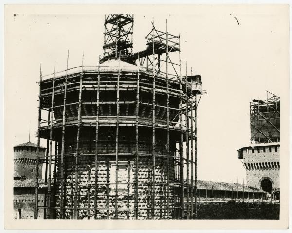 Milano - Castello Sforzesco - Torre Umberto I (detta del Filarete) in costruzione e restauro del Torrione Ovest detto di Santo Spirito, sullo sfondo Torre di Bona di Savoia