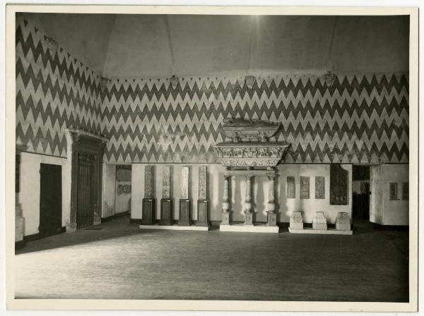 Milano - Castello Sforzesco - Musei Civici - Museo d'Arte Antica - Sala degli Scarlioni o Sala 15 - Allestimento Baroni (1948-1953)