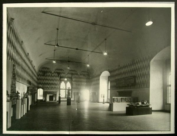 Milano - Castello Sforzesco - Musei Civici - Museo d'Arte Antica - Sala degli Scarlioni o Sala 15 - Allestimento Baroni (1948-1953)