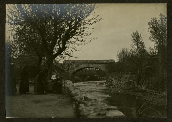 Montebello Vicentino - Ponte sul torrente Acquetta - Argine - Donne e bambini