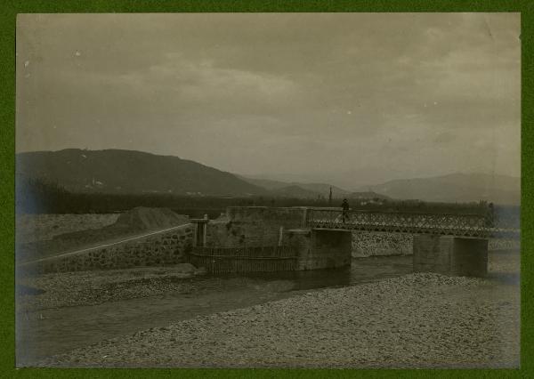 Montebello Vicentino - Ponte sul fiume Guà - Argine - Passanti