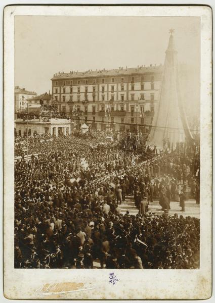 Milano - Piazza Cinque Giornate - Inaugurazione del Monumento alle Cinque Giornate - Folla - Casello daziario