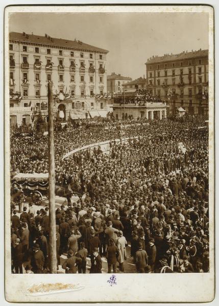 Milano - Piazza Cinque Giornate - Inaugurazione del Monumento alle Cinque Giornate - Carro con esequie dei caduti - Folla - Casello daziario