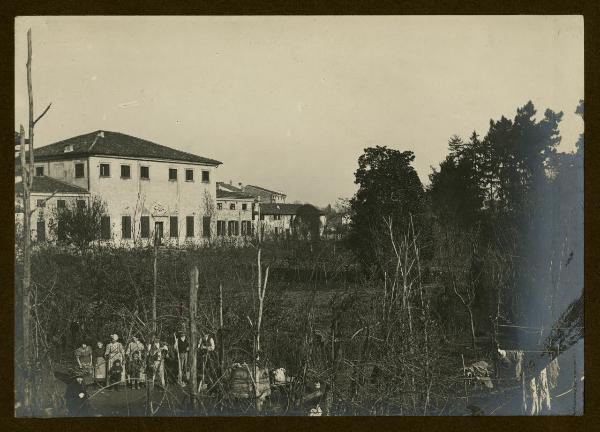 Vicenza - Borgo Scroffa - Villa Scrofa o palazzo Scroffa Barbaran Meschinelli - Campo con vigneto - Gruppo di contadini e signora