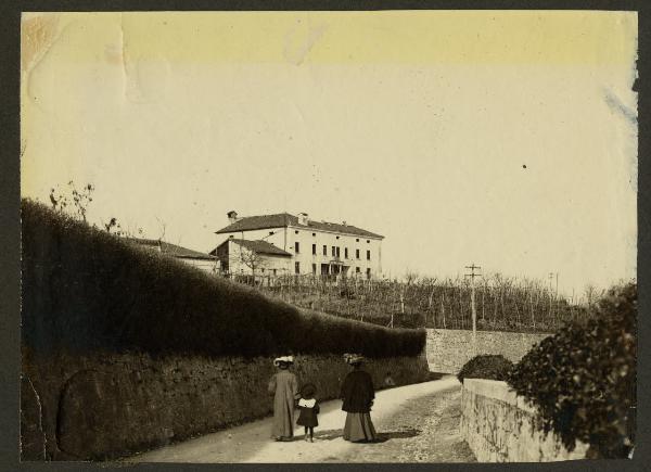 Vicenza - Monte Berico - Altura Bragadin - Due donne e un bambino - Strada - Edificio - Pali della luce