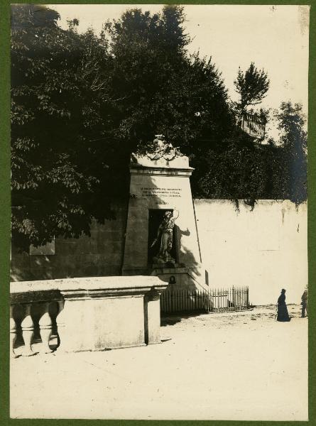 Vicenza - Monte Berico - Monumento ai caduti italiani del 1848 - Ringhiera - Passanti