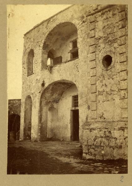 Castel Morrone - Monte Castello - Santuario di Maria SS della Misericordia - Facciata, particolare - Archi a tutto sesto - Finestra circolare