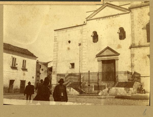 Castel Morrone - Piazza Bronzetti - Chiesa Ave Gratia Plena - Facciata - Scalinate d'ingresso - Recinzione - Passanti