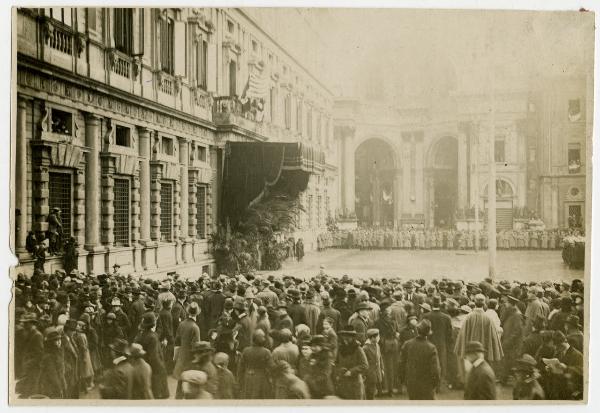 Milano - Piazza della Scala - Palazzo Marino - Folla - 8 gennaio 1919