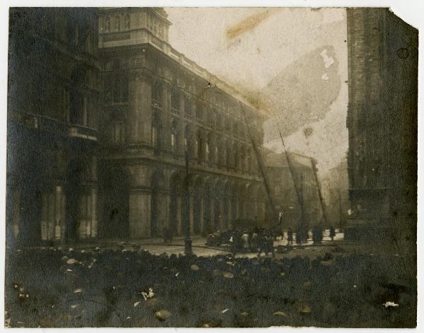 Milano - Piazza Duomo - La Rinascente - Facciata - Incendio - Pompieri - Scale mobili - Folla