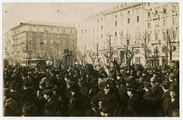 Folla - Milano - Piazzale Cantore - 8 marzo 1919