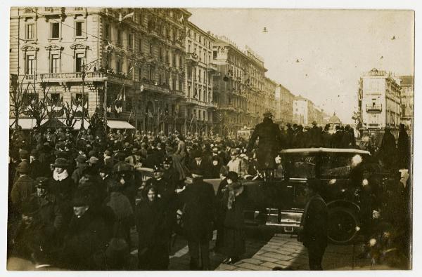 Folla - Milano - Piazza Oberdan - 5 gennaio 1919