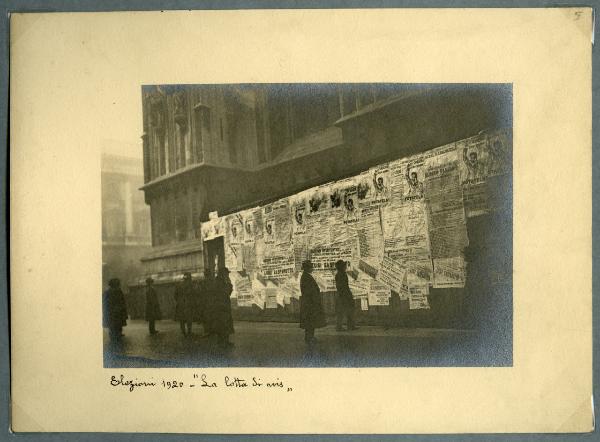 Milano - piazza Duomo - cartelli elettorali per le elezioni del 1920