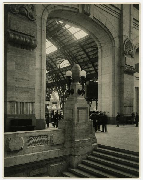 Milano - Stazione Centrale - ingresso alla galleria di testa // persone, stele porta fanali, scalone