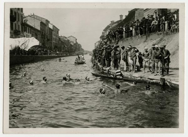 Milano - Naviglio Grande - Gara di nuoto popolare del 1913