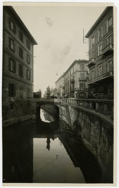 Milano - via Santa Sofia - Ponte sul Naviglio - visibile statua di San Giovanni Nepomuceno - insegne attività commerciali