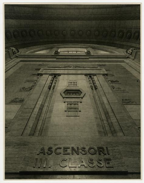 Milano - Stazione Centrale - Atrio biglietti - scorcio di una delle pareti laterali // orologio, scultura in marmo con segni zodiacali, Ascensori III classe