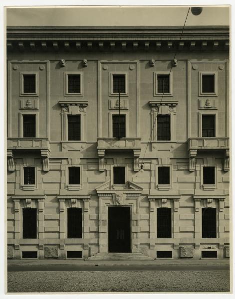 Milano - Regie Poste - particolare della facciata laterale su Via Aporti