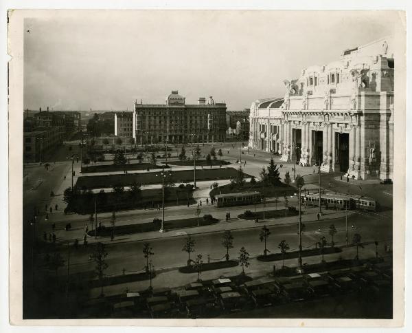 Milano -  Piazza Andrea Doria - Stazione Centrale  - Hotel Gallia - stabilimento Pirelli - tram - automobili