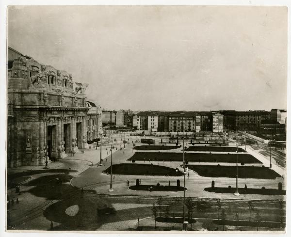 Milano - piazza Duca d'Aosta - Stazione Centrale - veduta panoramica in direzione di piazza Luigi di Savoia