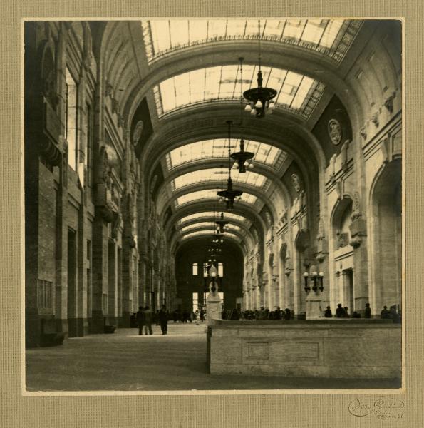 Milano - Stazione Centrale - galleria di testa - lucernari - lampade - persone