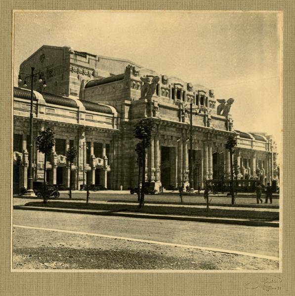 Milano - Stazione Centrale - veduta laterale della facciata - tram - automobili