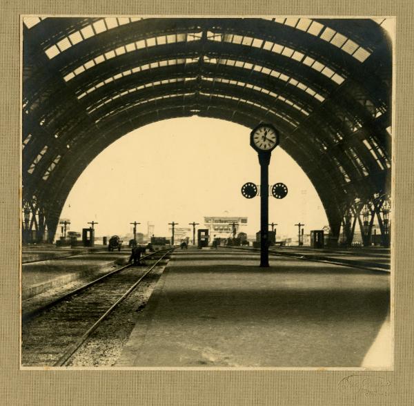 Milano - Stazione Centrale - tettoia centrale - binario - orologio